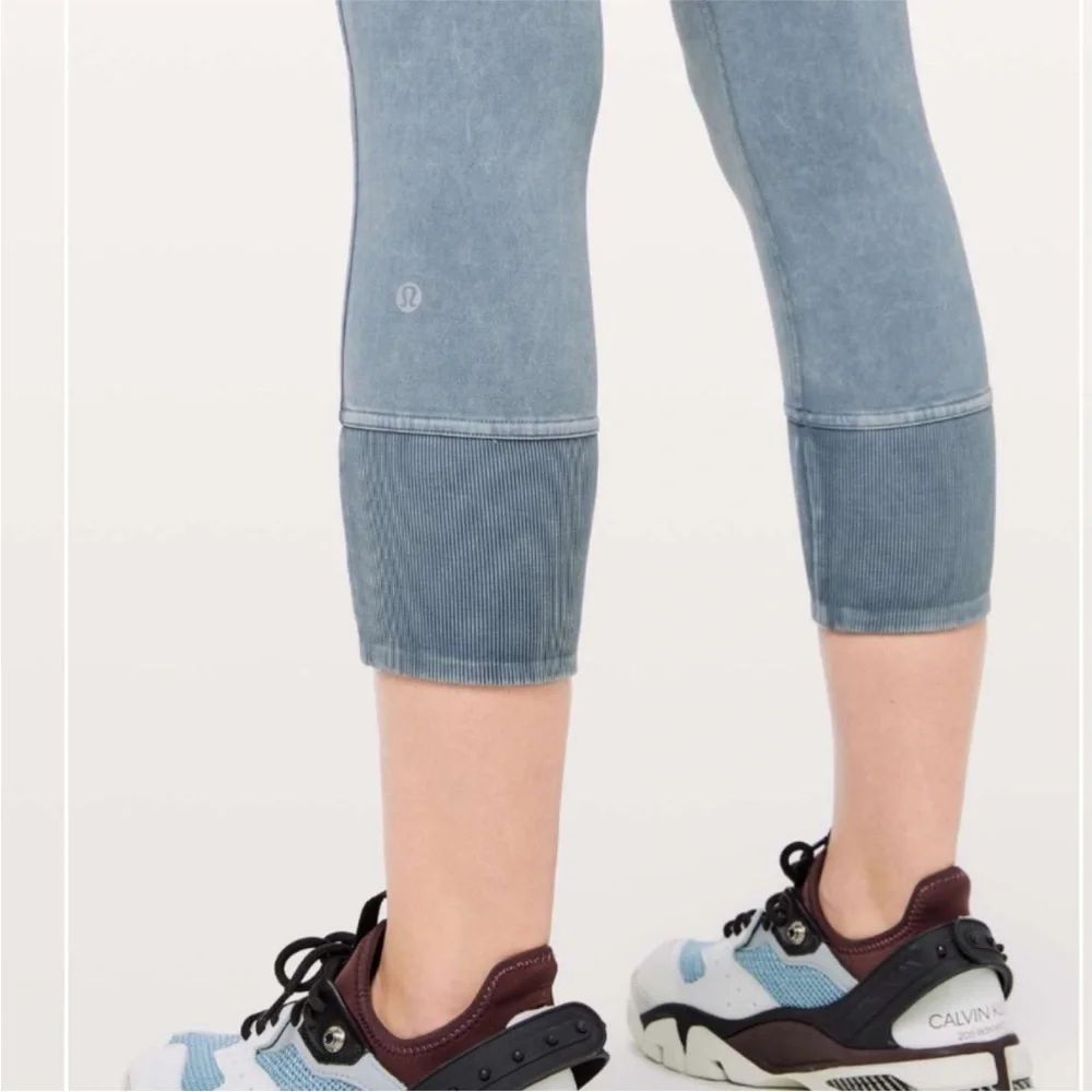 LULULEMON Wunder Under Ribbed 23” Crop Workout Leggings in Washed Moon Blue